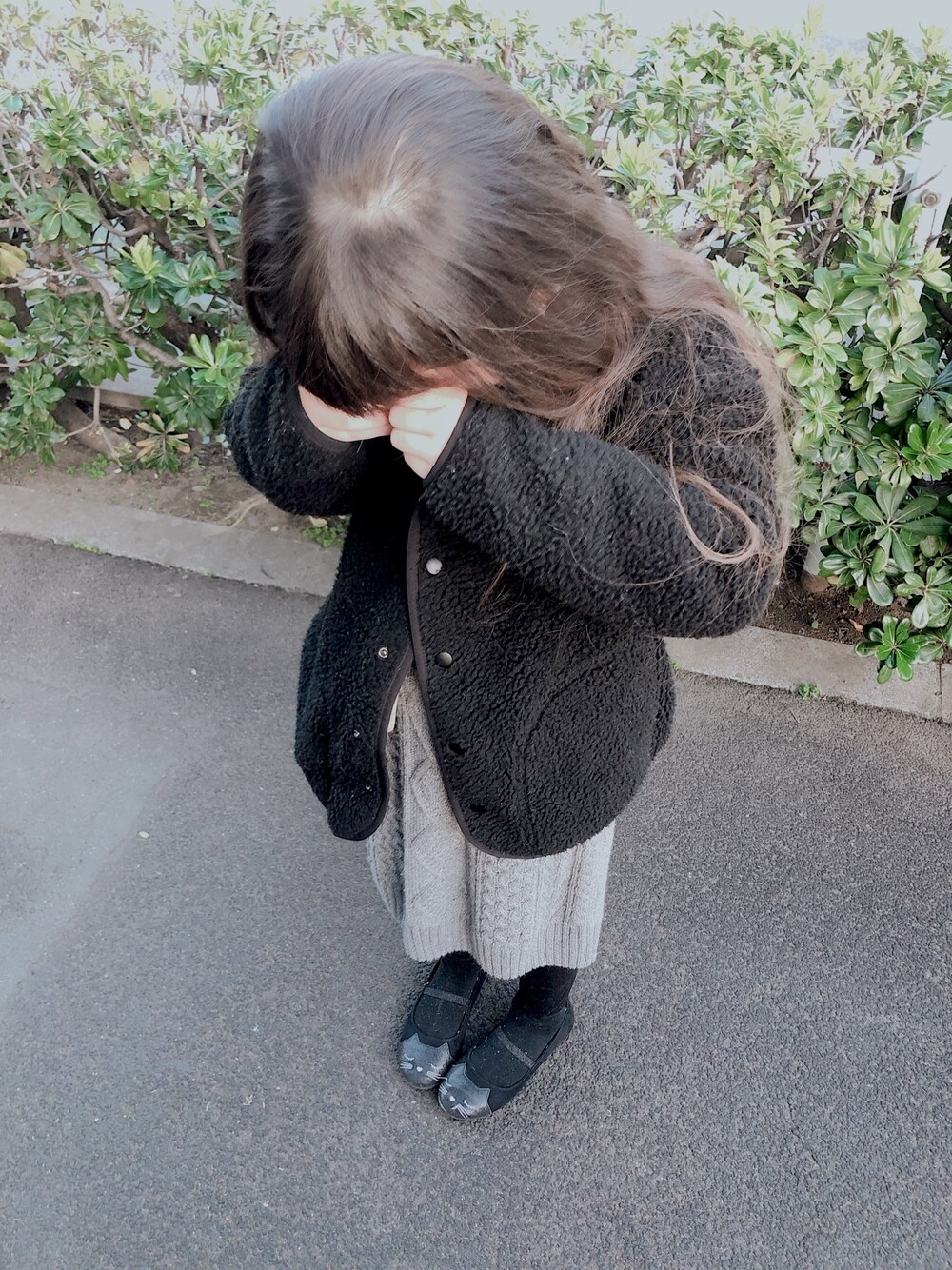 「GU、BREEZE、モノトーン、ボアジャケット、ニットワンピ、猫ちゃんバレエ」｜「GUのアイテム（ノーカラージャケット、ブラック系）」を使った、rameemさん（キッズ・130cm）の冬コーディネートの1枚目の写真