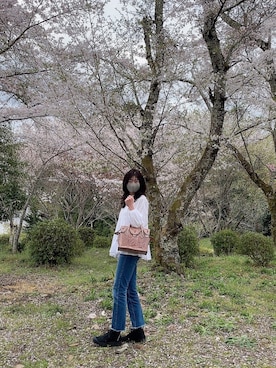 「CARVING TRIBES（カービングトライブス）のアイテム（ハンドバッグ、ベージュ系）」を使った、えっちゃんさん（レディース・161cm）の春コーディネート