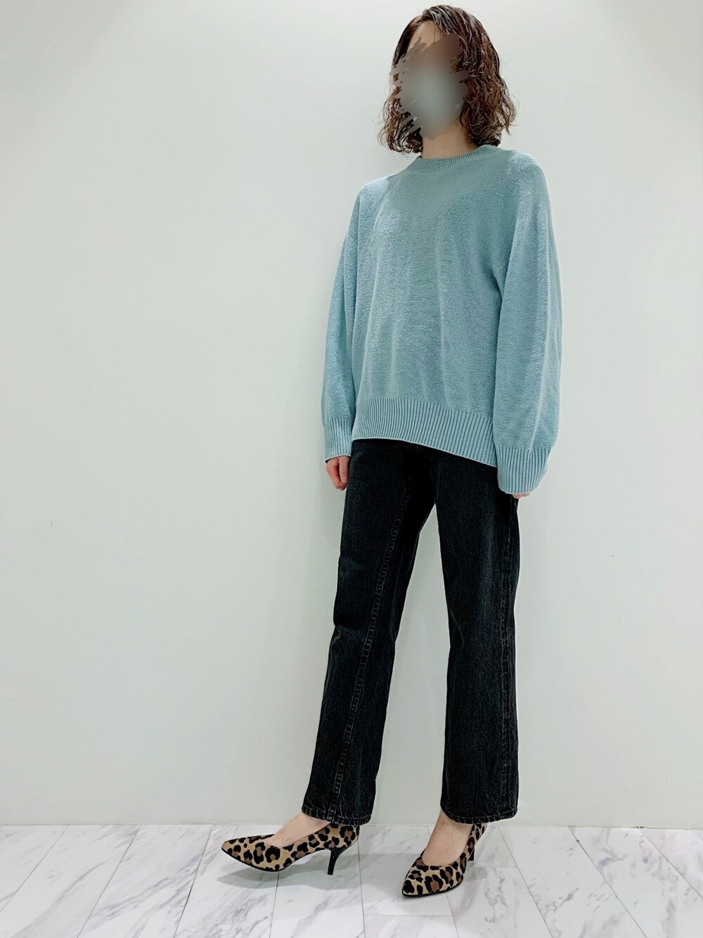 ブラウン系のパンプス、ブラウン系のパンプスを着用したレディースの秋コーディネートの1枚目の写真