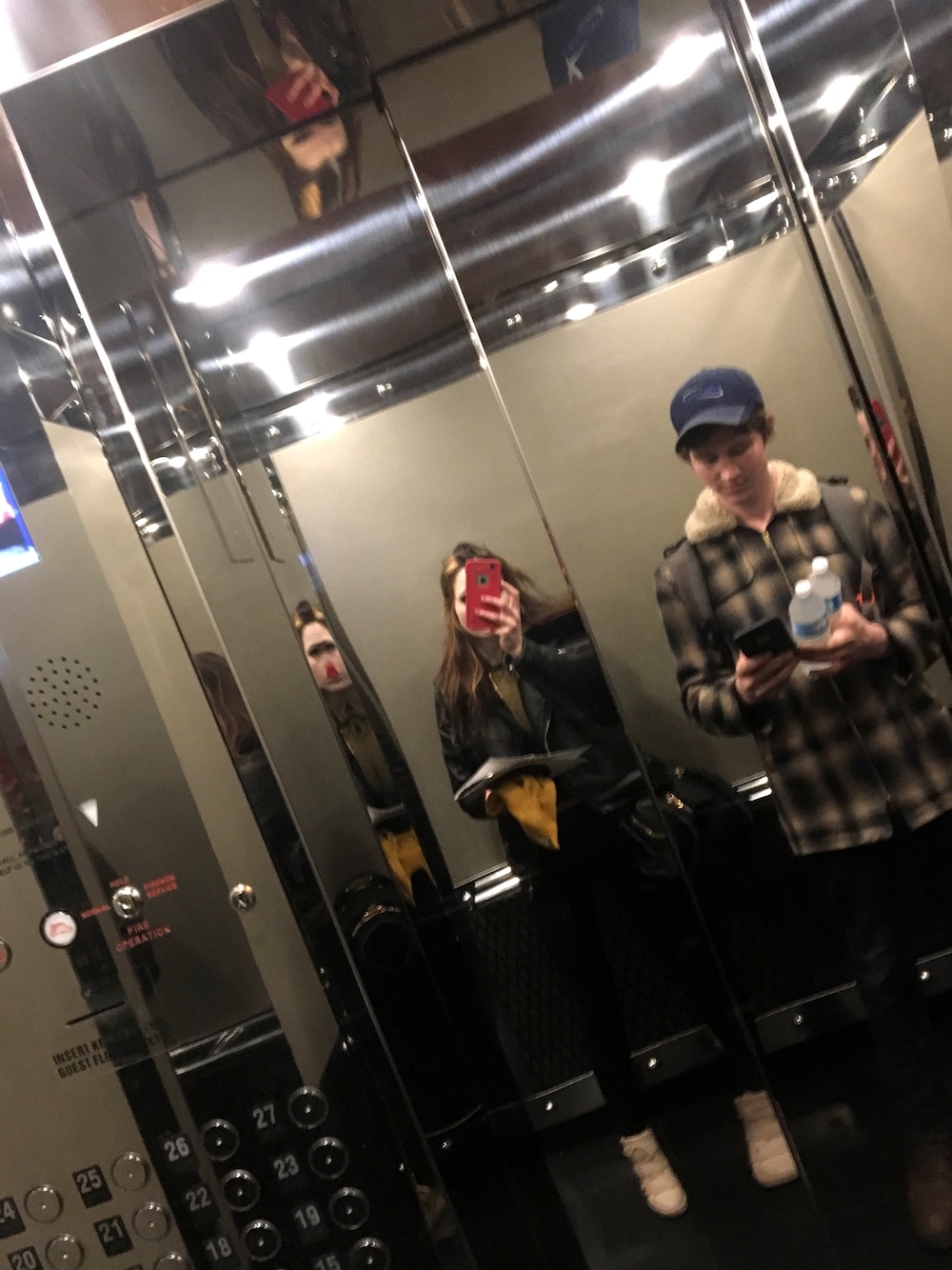「womensmarch、streetstyle、sneakers」｜「PENDLETONのアイテム（チェスターコート、その他）」を使った、Claire MF Roodさん（レディース・160cm）の冬コーディネートの1枚目の写真