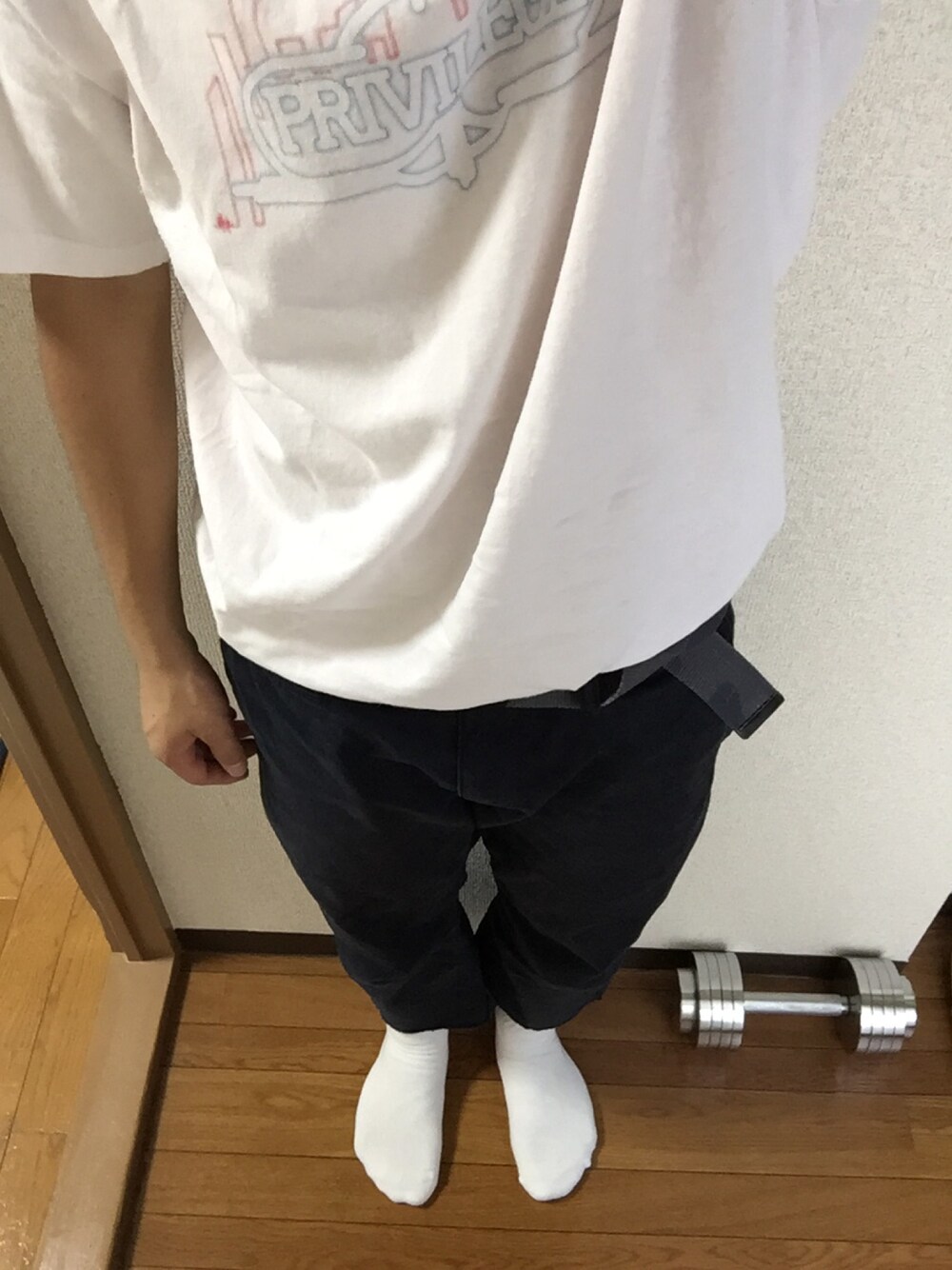 「白T、実はダンベル、実はとかじゃない」｜「PRIVILEGEのアイテム（Tシャツ/カットソー、ホワイト系）」を使った、ほっしゃん。さん（メンズ・170cm）の夏コーディネートの1枚目の写真