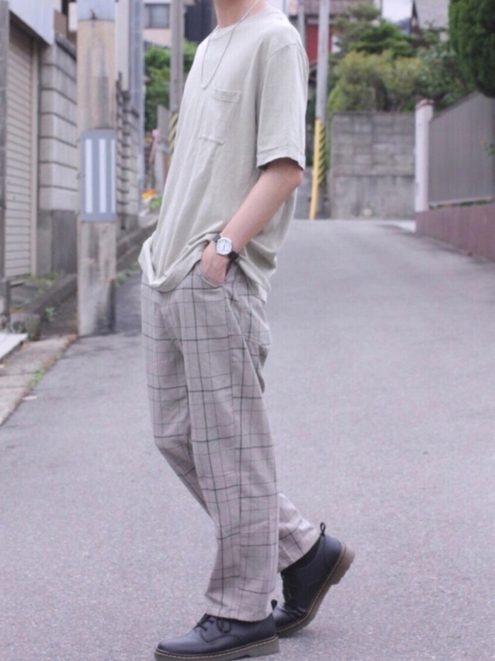グリーン系のTシャツ/カットソー、グレー系のその他パンツ、ブラック系のドレスシューズを着用したメンズの春コーディネートの1枚目の写真