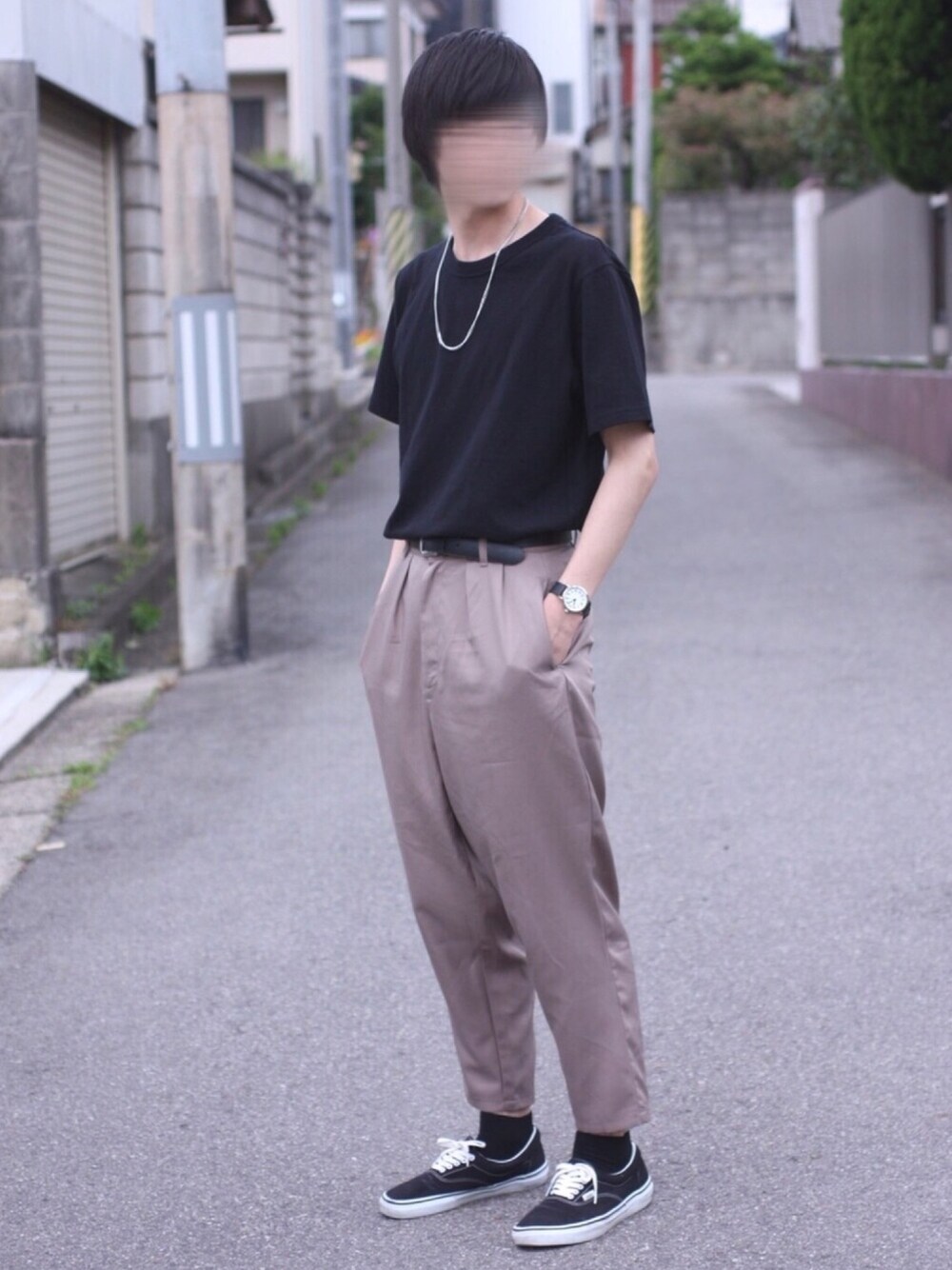 ブラック系のTシャツ/カットソー、ベージュ系のその他パンツ、ブラック系のスニーカーを着用したメンズの夏コーディネートの1枚目の写真