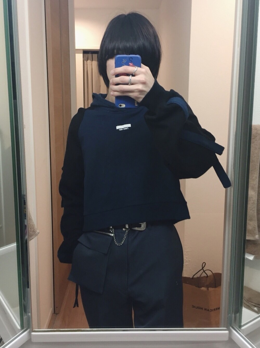 グリーン系のパーカー、ブルー系のその他パンツ、ブラック系のベルトを着用したメンズの春コーディネートの1枚目の写真