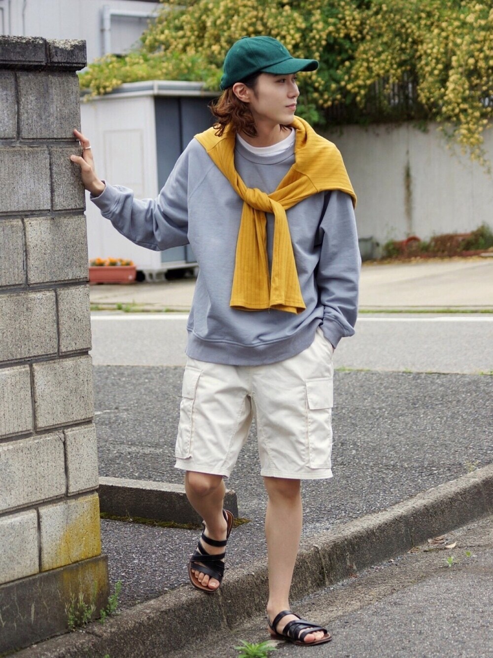 「これが私をアゲる服、ショートパンツ、大人カジュアル、キャップ、シンプルコーデ、スウェット、初夏コーデ、カーゴパンツ、サンダル、大人コーデ」｜「sabyのアイテム（キャップ、グリーン系）」を使った、Kazuhiro Hamadaさん（メンズ・175cm）の春コーディネートの1枚目の写真
