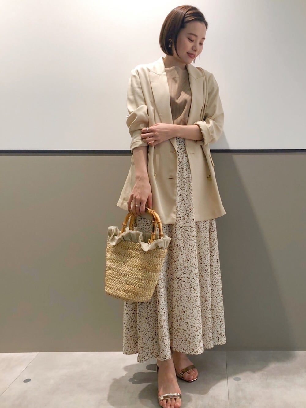 ベージュ系のテーラードジャケット、ベージュ系のTシャツ/カットソー、ホワイト系のスカートを着用したレディースの春コーディネートの1枚目の写真