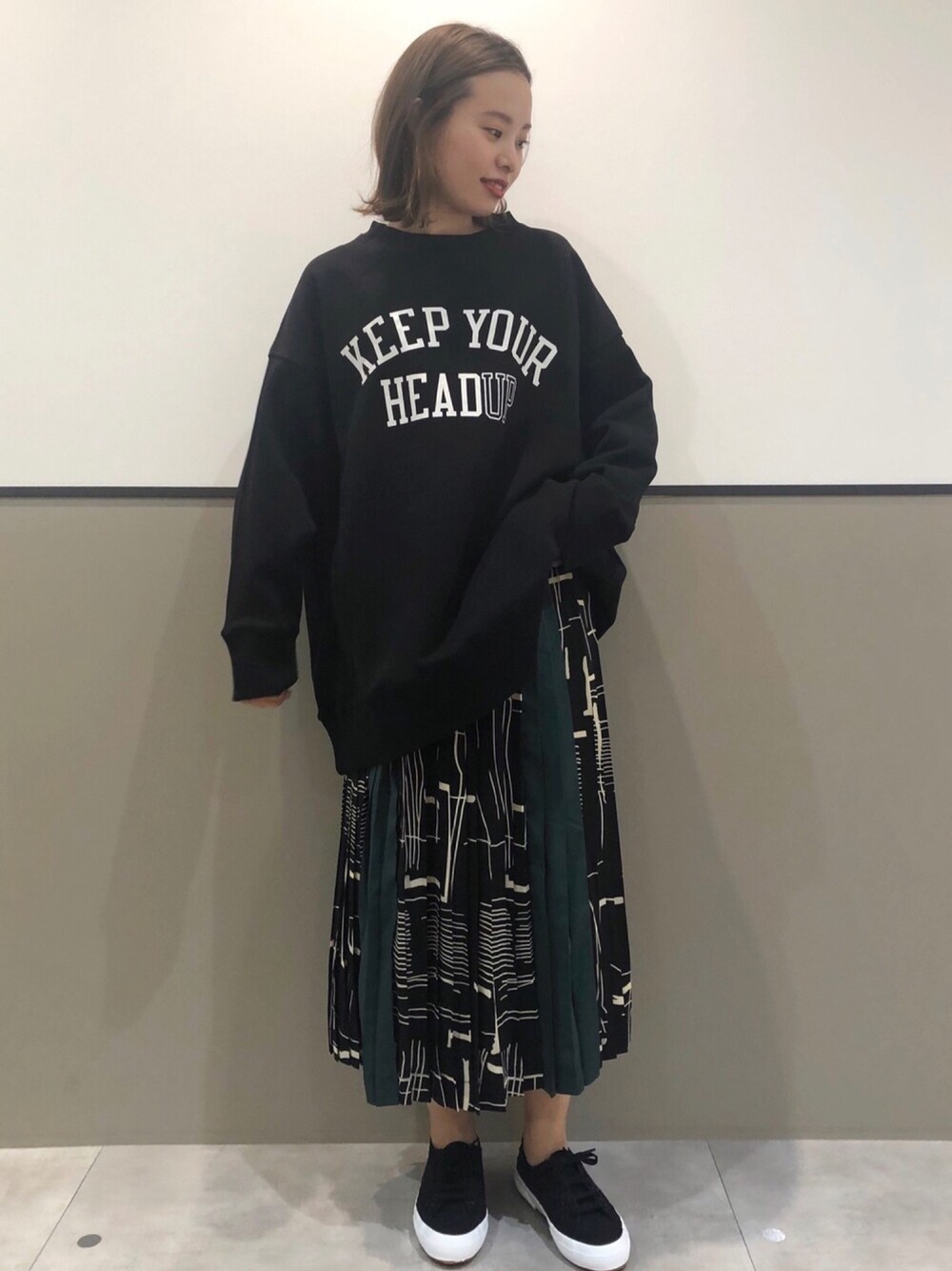 「オトナ女子、大人カジュアル、カジュアル、ゆるコーデ、ラクチンコーデ、スニーカーコーデ、ビッグシルエット、オーバーサイズ、スウェット、プリーツスカート」｜「YECCA VECCAの【2020秋冬】ロゴBIGスウェット　＊（スウェット、ブラック系）」を使った、mihoさん（レディース・160cm）の秋コーディネートの1枚目の写真