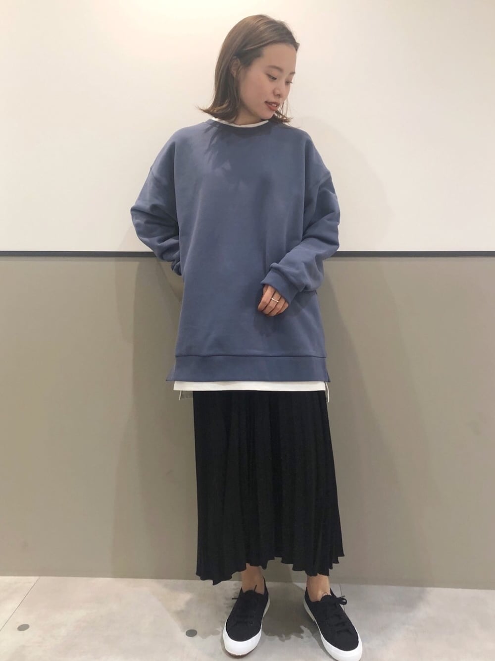 「オトナ女子、大人カジュアル、カジュアル、ラクチンコーデ、シンプルコーデ、スニーカーコーデ、レイヤードスタイル、オーバーサイズ、プリーツスカート、くすみカラー」｜「YECCA VECCAの【2020秋冬】レイヤード裏毛スウェット　＊（Tシャツ/カットソー、ブルー系）」を使った、mihoさん（レディース・160cm）の秋コーディネートの1枚目の写真