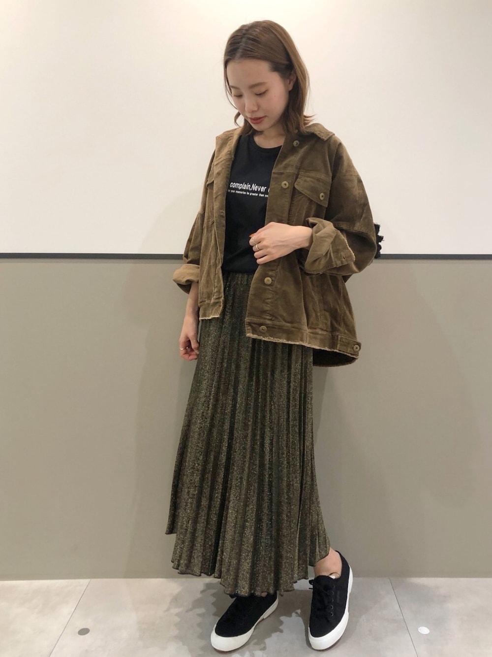 「オトナ女子、大人カジュアル、カジュアル、秋コーデ、休日スタイル、コーデュロイ、フリンジ、オーバーサイズ、プリーツスカート、スニーカー」｜「YECCA VECCAの【2020秋冬】コインフリンジコーデュロイジャケット　＊（その他アウター、イエロー系）」を使った、mihoさん（レディース・160cm）の秋コーディネートの1枚目の写真