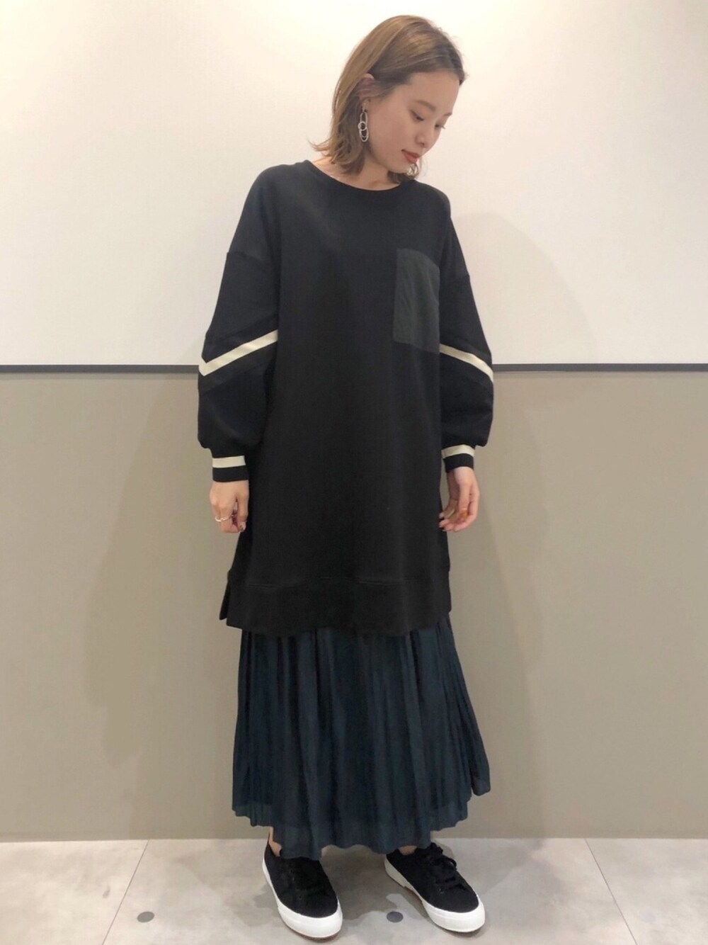 「オトナ女子、オトナカジュアル、休日スタイル、レイヤードスタイル、ブラックコーデ、ゆるコーデ、スニーカーコーデ、オーバーサイズ、スウェット、ロングスカート」｜「YECCA VECCAの【2020秋冬】リブMIXスウェットワンピース　＊（ワンピース、ブラック系）」を使った、mihoさん（レディース・160cm）の秋コーディネートの1枚目の写真
