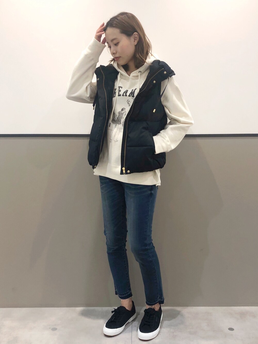 「オトナ女子、大人カジュアル、カジュアルコーデ、休日スタイル、ママファッション、ベスト、スウェット、デニム、秋コーデ、秋のマイ旬スタイル」｜「YECCA VECCAのアイテム（ベスト、ブルー系）」を使った、mihoさん（レディース・160cm）の秋コーディネートの1枚目の写真