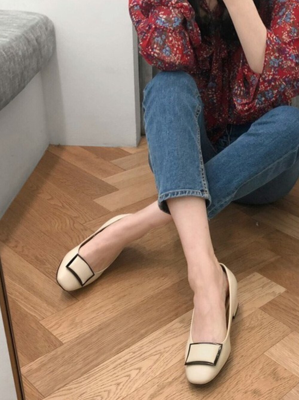 ベージュ系のパンプス、ブラック系のパンプスを着用したレディースの冬コーディネートの1枚目の写真