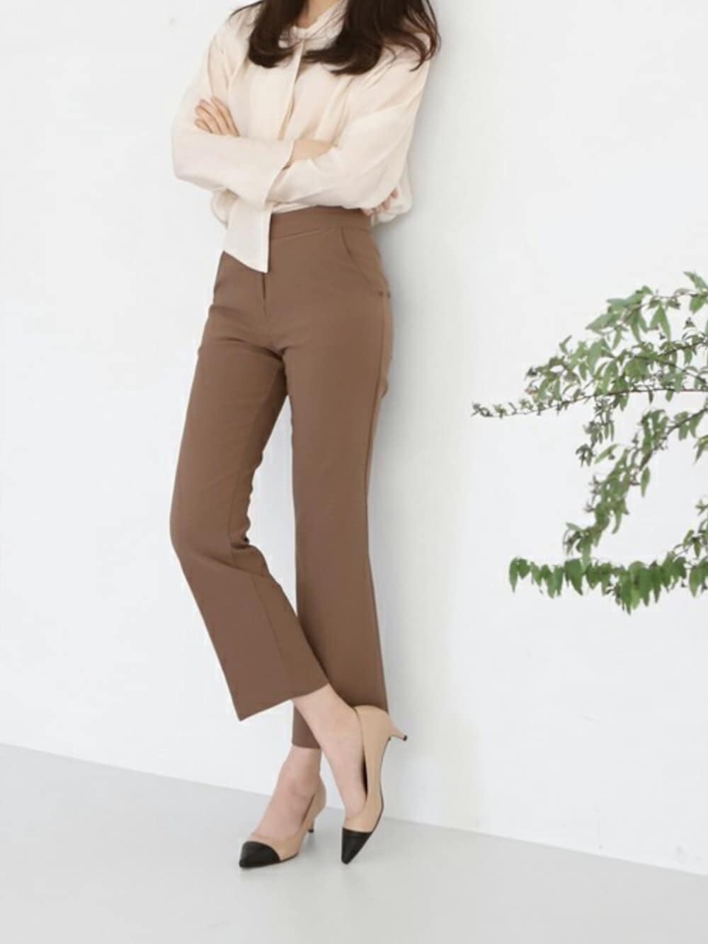 ベージュ系のパンプス、ブラック系のパンプスを着用したレディースの春コーディネートの1枚目の写真