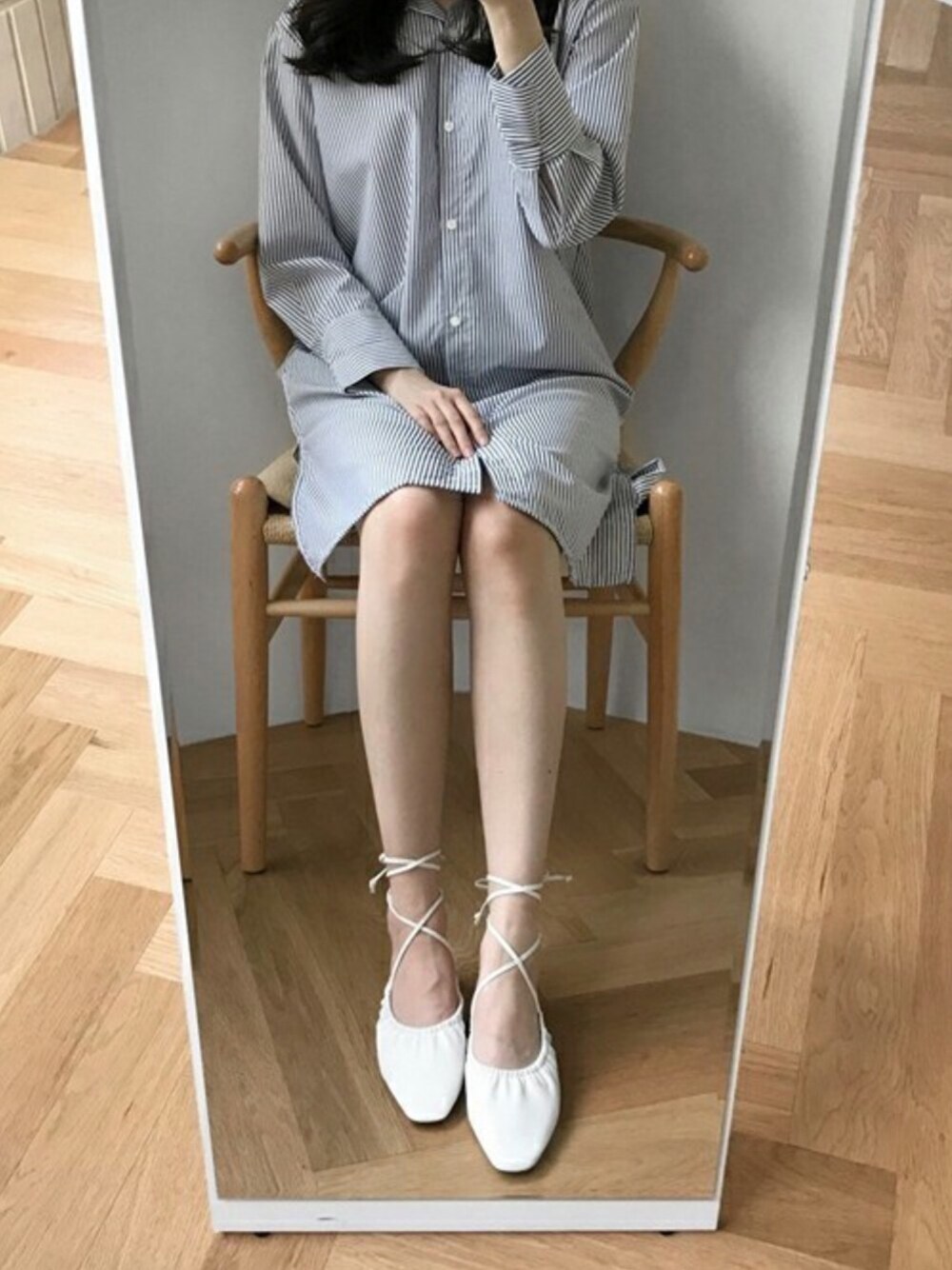 ピンク系のパンプス、ホワイト系のパンプスを着用したレディースの春コーディネートの1枚目の写真