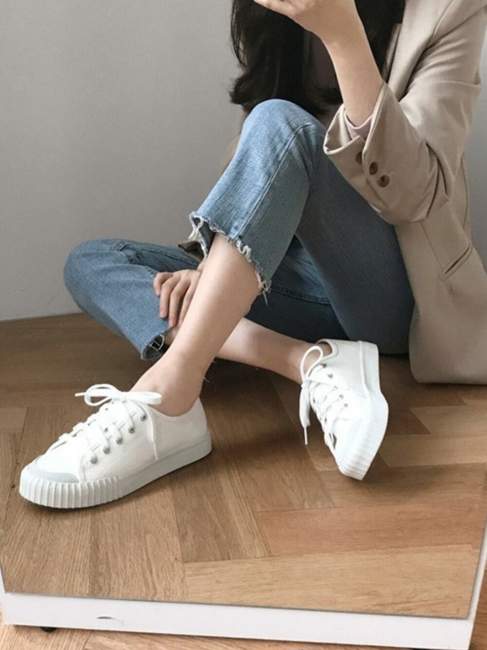 レッド系のスニーカー、ホワイト系のスニーカーを着用したレディースの春コーディネートの1枚目の写真