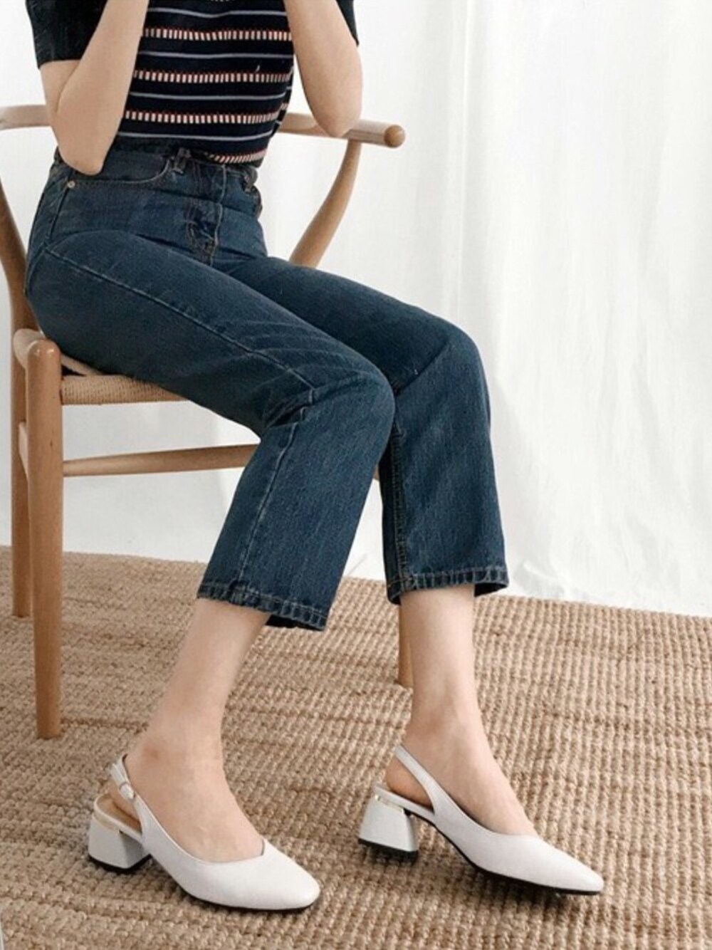 ベージュ系のパンプス、ブラック系のパンプス、ホワイト系のパンプスを着用したレディースの春コーディネートの1枚目の写真