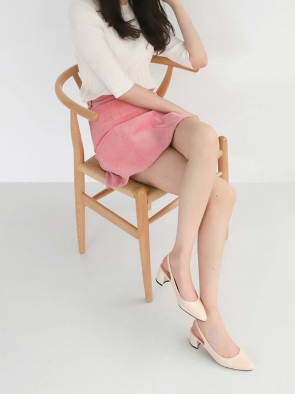 グリーン系のパンプス、ベージュ系のパンプスを着用したレディースの春コーディネートの1枚目の写真