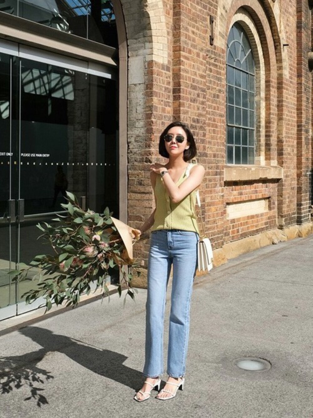 ホワイト系のサンダル、ブラウン系のサンダル、イエロー系のサンダルを着用したレディースの春コーディネートの1枚目の写真