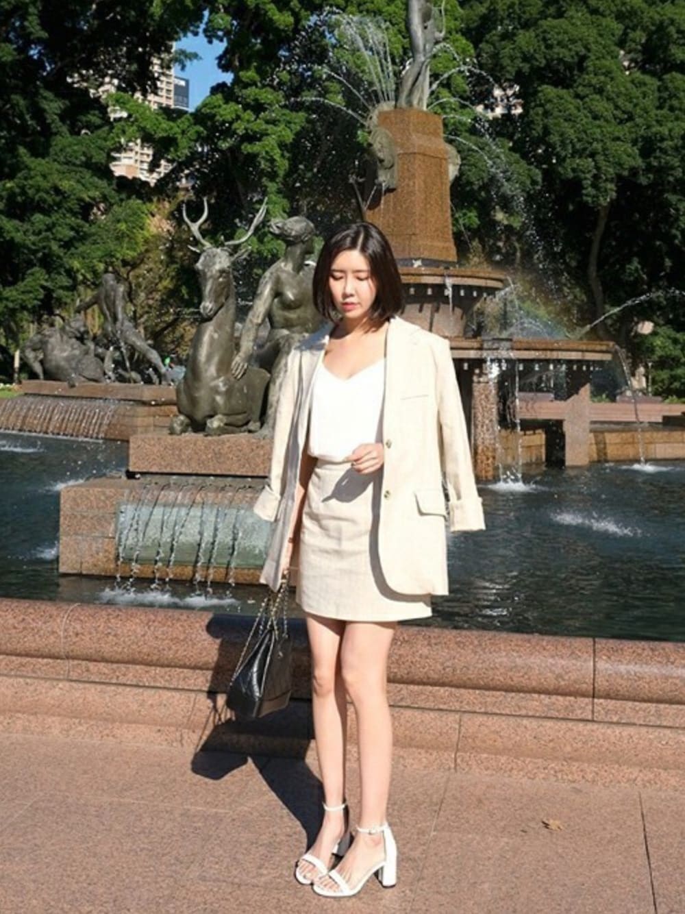 オレンジ系のサンダル、ブラック系のサンダル、ホワイト系のサンダルを着用したレディースの春コーディネートの1枚目の写真