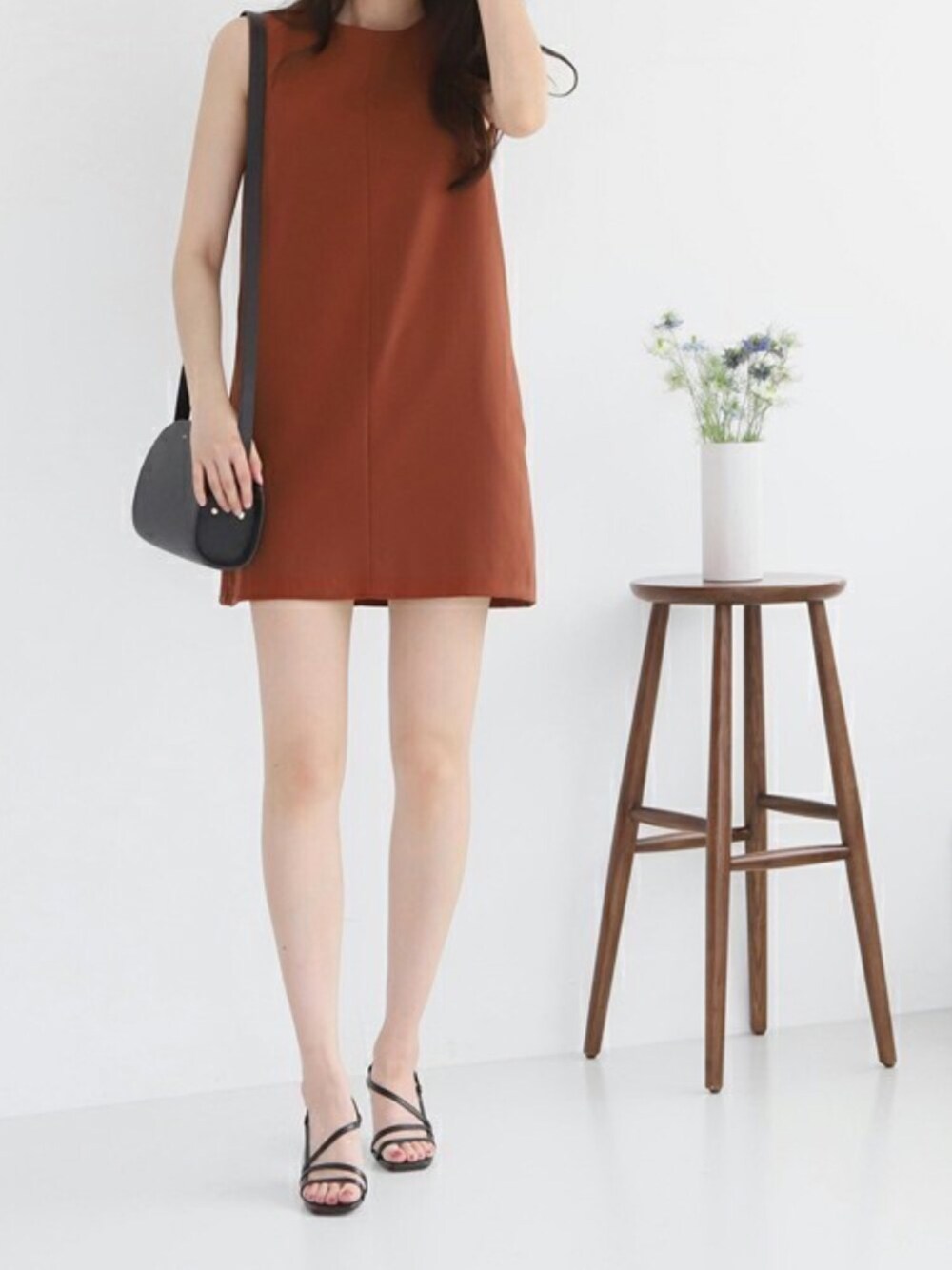 ブラック系のサンダル、ホワイト系のサンダルを着用したレディースの春コーディネートの1枚目の写真