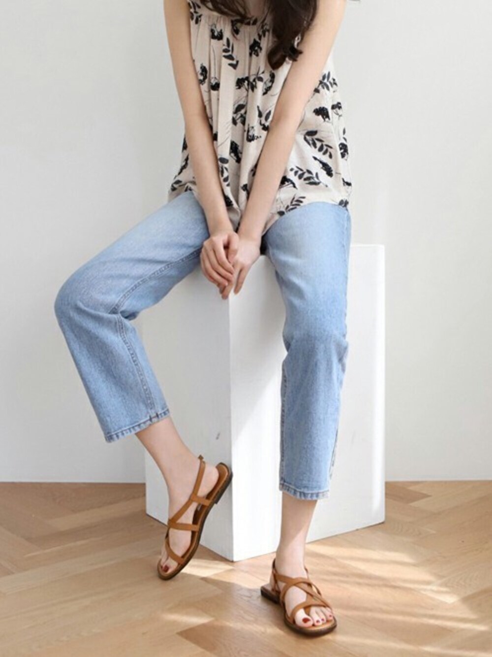 ブラウン系のサンダル、ホワイト系のサンダル、ブラック系のサンダルを着用したレディースの夏コーディネートの1枚目の写真