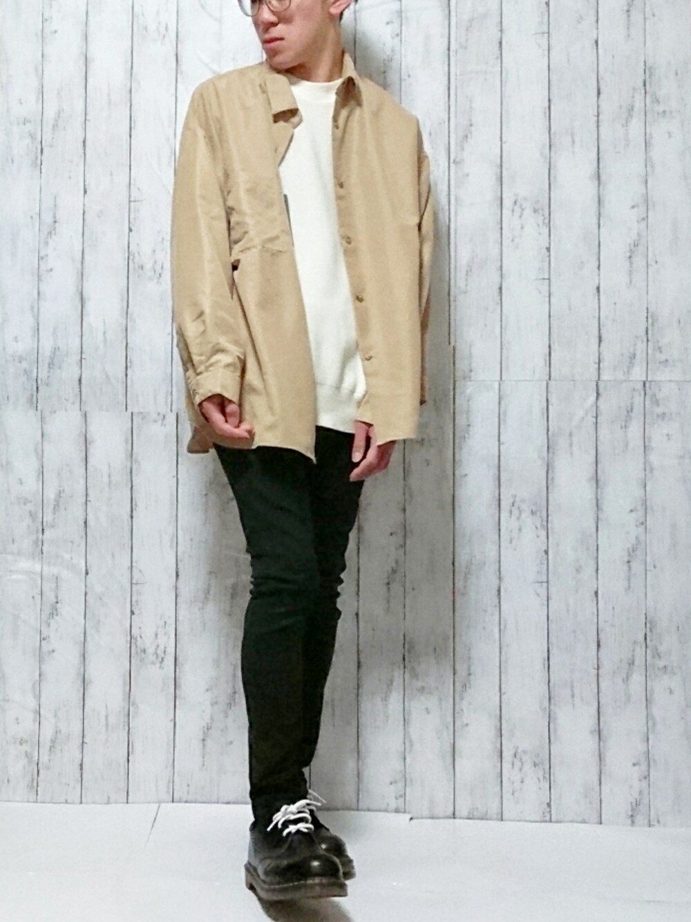 「春コーデ、ゆるコーデ、シンプル、ビッグシルエット、シャツスタイル、ベージュ、ニット、スキニーデニム、Dr.Martens、おしゃれさんと繋がりたい」｜「LIDNMのLIDnM / リドム iSKOハイストレッチスキニー L-01（デニムパンツ、ブラック系）」を使った、よっしー【yossy】 (相互フォロー)さん（メンズ・165cm）の春コーディネートの1枚目の写真