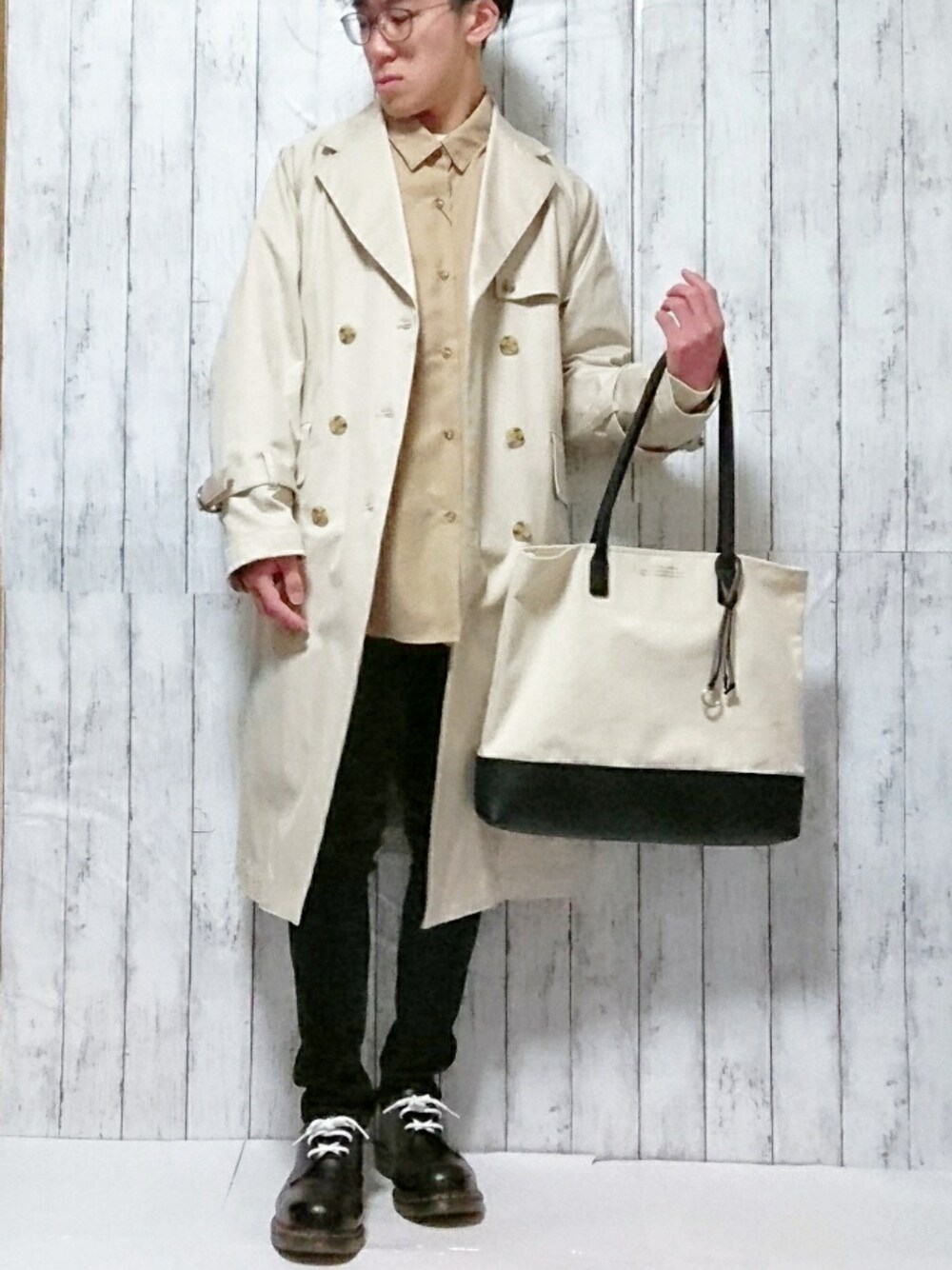「春コーデ、ショッピング、ビッグシルエット、トレンチコート、シャツ、トートバッグ、スキニーデニム、Dr.Martens、おしゃれさんと繋がりたい、ベージュ」｜「LIDNMのLIDnM / リドム iSKOハイストレッチスキニー L-01（デニムパンツ、ブラック系）」を使った、よっしー【yossy】 (相互フォロー)さん（メンズ・165cm）の春コーディネートの1枚目の写真