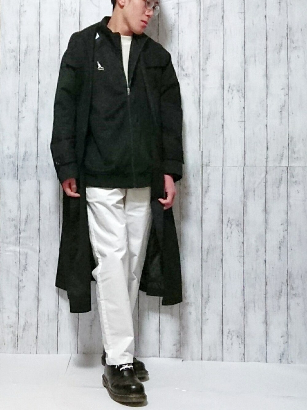 「春コーデ、スポーツミックス、モノトーン、きれいめカジュアル、KANGOL、ジャージ、おしゃれさんと繋がりたい、ホワイト、ブラック、Dr.Martens」｜「kutirのビックカラーオーバートレンチコート（トレンチコート、ブラック系）」を使った、よっしー【yossy】 (相互フォロー)さん（メンズ・165cm）の春コーディネートの1枚目の写真