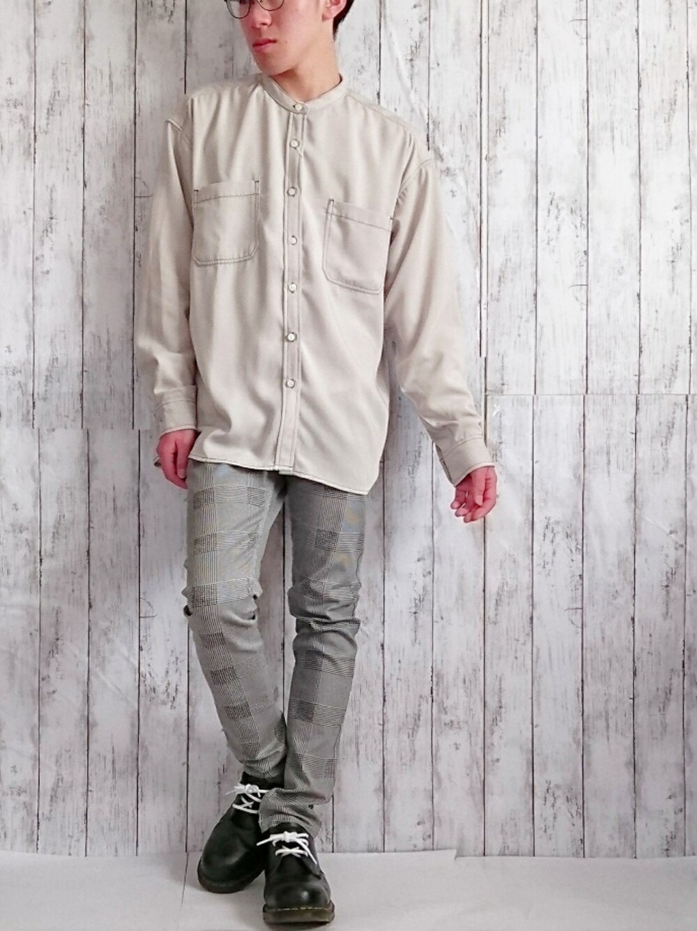 「春コーデ、シンプル、ビッグシルエット、シャツスタイル、バンドカラー、チェック、スキニーデニム、グレー、Dr.Martens、おしゃれさんと繋がりたい」｜「RAGEBLUEの配色ステッチBIGシルエットシャツ/826258（シャツ/ブラウス、グレー系）」を使った、よっしー【yossy】 (相互フォロー)さん（メンズ・165cm）の春コーディネートの1枚目の写真