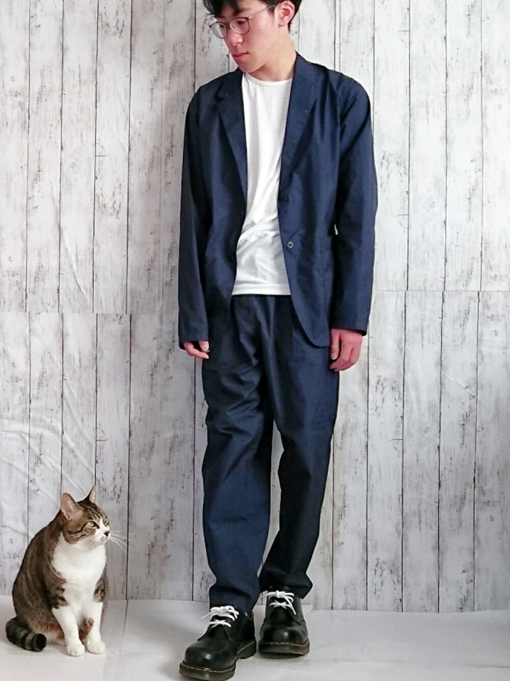 「春コーデ、シンプル、セットアップ、テーラードジャケット、イージーパンツ、ネイビー、Tシャツ、Dr.Martens、ブラック、おしゃれさんと繋がりたい」｜「niko and...のライトイージージャケット（テーラードジャケット、ブルー系）」を使った、よっしー【yossy】 (相互フォロー)さん（メンズ・165cm）の春コーディネートの1枚目の写真