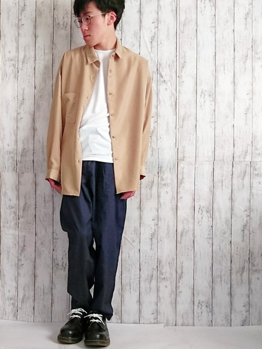 「春コーデ、シンプル、ビッグシルエット、シャツ、ベージュ、イージーパンツ、ネイビー、Dr.Martens、HARE、おしゃれさんと繋がりたい」｜「niko and...のライトイージーパンツ（その他パンツ、ブルー系）」を使った、よっしー【yossy】 (相互フォロー)さん（メンズ・165cm）の春コーディネートの1枚目の写真