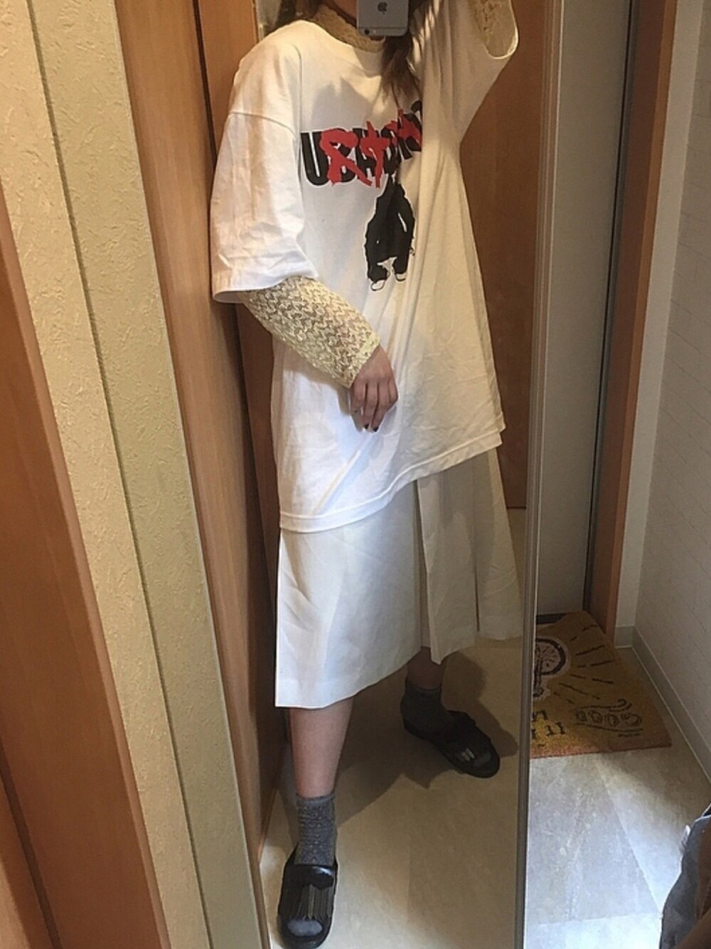 「白Tシャツ、ビッグシルエット、古着、ホワイト、スカート、AKIRA、便所サンダル、ベンサン、低身長、おしゃれさんと繋がりたい」｜「イケイケ雑貨屋スケロクのアイテム（Tシャツ/カットソー、ホワイト系）」を使った、ヤンマさん（レディース・153cm）の春コーディネートの1枚目の写真