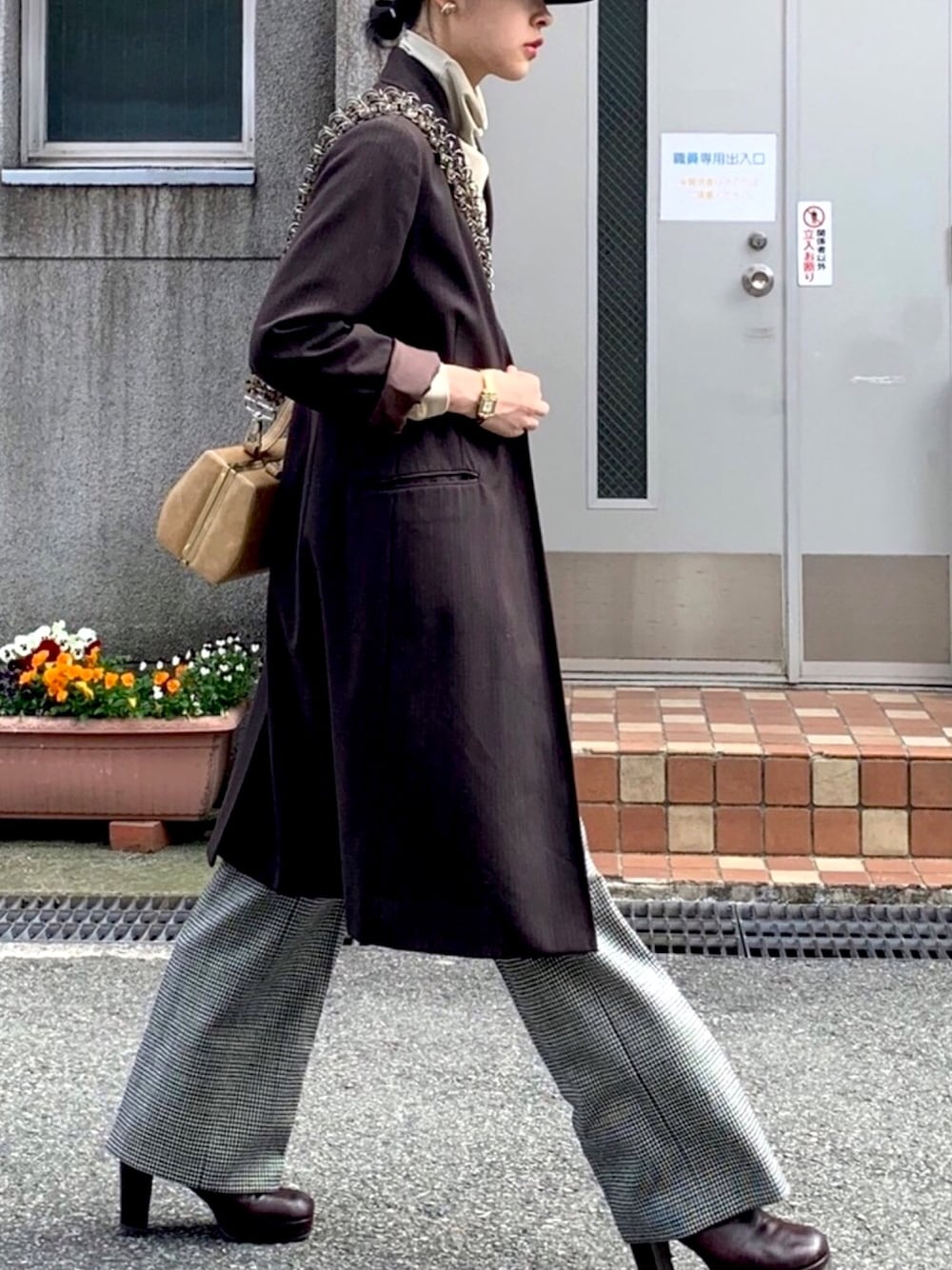 「パンツスタイル、シンプルコーデ、キレイめ、千鳥柄、千鳥格子、ブーツカット、フレアパンツ、stefan cooke、ステファンクック、チャンキーヒール」｜「stefan cookeのアイテム（ショルダーバッグ、シルバー系）」を使った、azuさん（レディース・158cm）の秋コーディネートの1枚目の写真