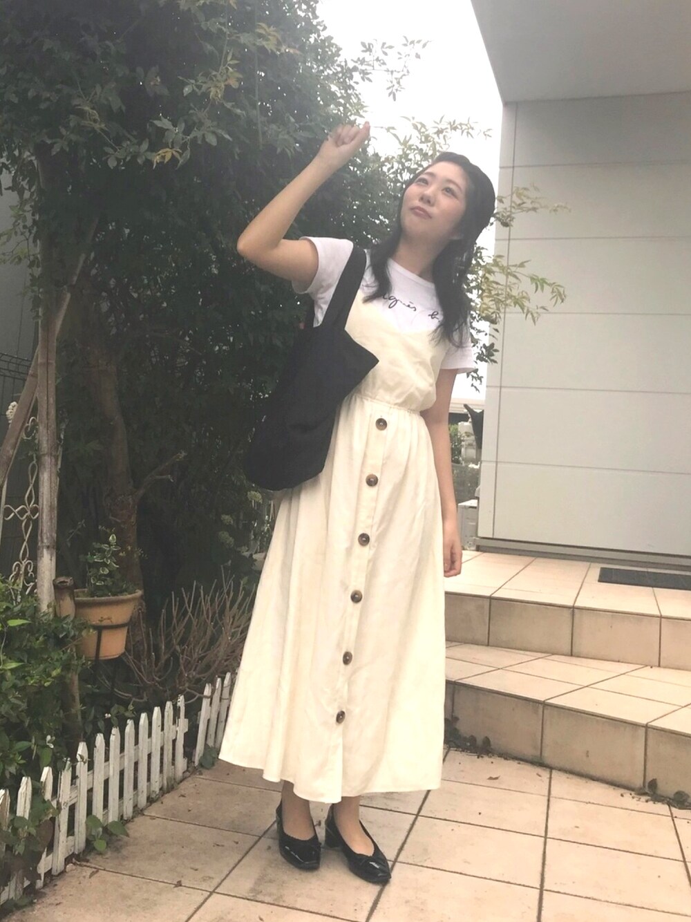 「大人カジュアル、休日コーデ、サロペット、楽チンコーデ、黒、白、ロゴT、アニエスベー、モノトーン、ベレー帽」｜「agnes b.のS137 TS（Tシャツ/カットソー、ホワイト系）」を使った、maさん（レディース・154cm）の夏コーディネートの1枚目の写真