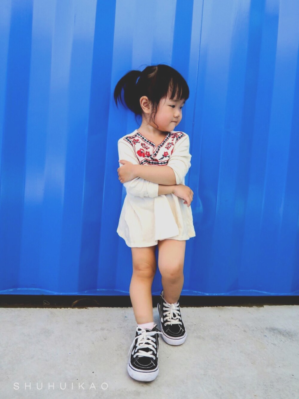 「ZARA KIDSのアイテム（Tシャツ/カットソー、ホワイト系）」を使った、Shu Hui Kaoさん（キッズ・90cm）の秋コーディネートの1枚目の写真