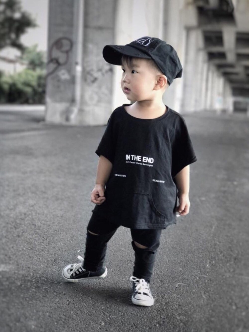 「CONVERSEのアイテム（シューズ、ブラック系）」を使った、Shu Hui Kaoさん（キッズ・80cm）の秋コーディネートの1枚目の写真