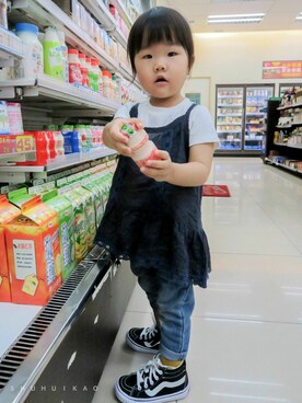 「OSHKOSH（オシュコシュ）のアイテム（デニムパンツ）」を使った、Shu Hui Kaoさん（キッズ・90cm）の秋コーディネート