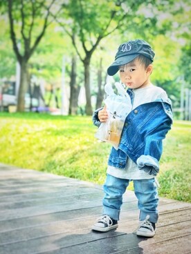 「OSHKOSH（オシュコシュ）のアイテム（デニムパンツ）」を使った、Shu Hui Kaoさん（キッズ・80cm）の秋コーディネート