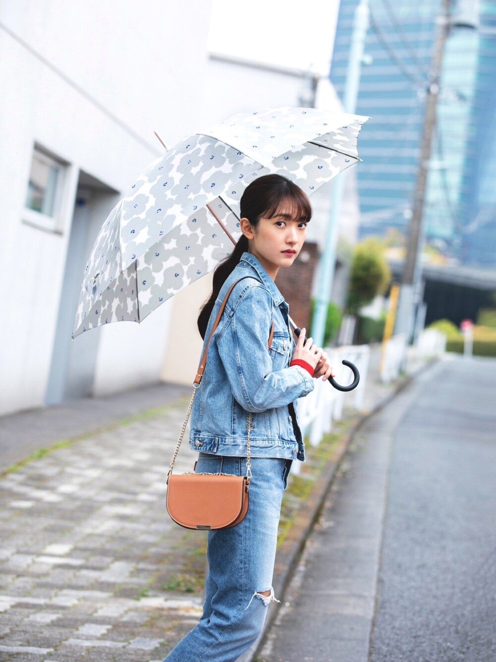 「休日スタイル、秋のコーデ、低身長」｜「Wpc.の雨傘　ハナプリント（長傘、グレー系）」を使った、あわつまいさん（レディース・153cm）の秋コーディネートの1枚目の写真