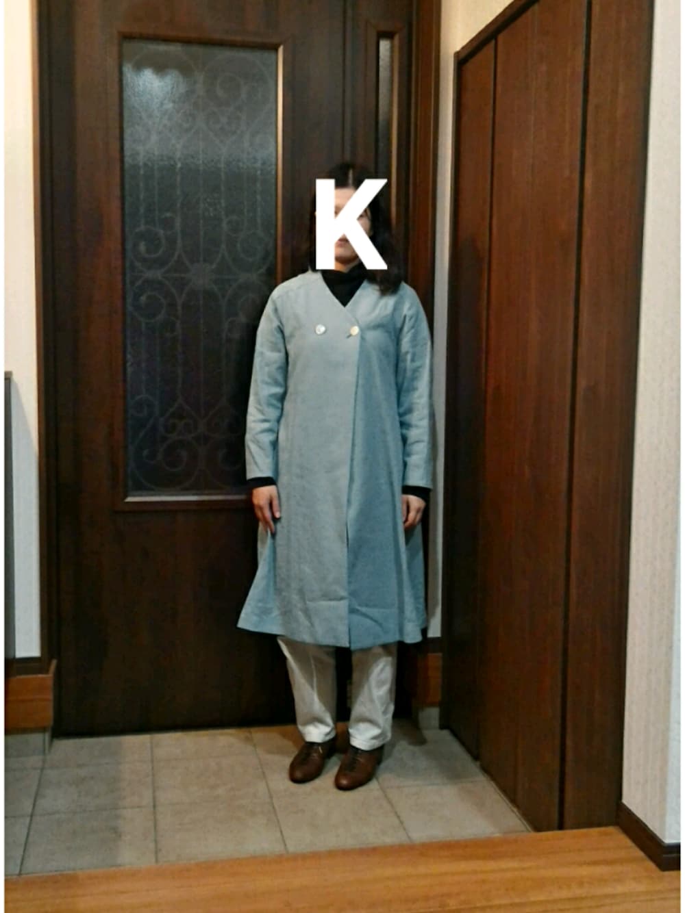 ブルー系のダウンジャケット/コート、ホワイト系のチノパンツ、ブラウン系のブーティを着用したレディースの秋コーディネートの1枚目の写真