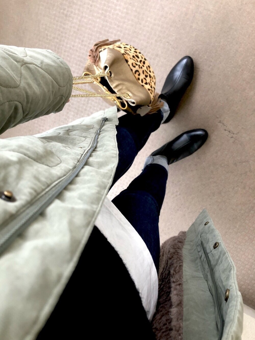 「デニム、めがね、ショートブーツ、レイヤードスタイル、ロングコート、大人カジュアル、メンズライク、ootd、雨の日コーデ、キルティングコート」｜「ROSE BUDの(ROSE BUD)フリンジ付きレオパード柄バッグ（ショルダーバッグ、ゴールド系）」を使った、ふれっつさん（レディース・161cm）の冬コーディネートの1枚目の写真