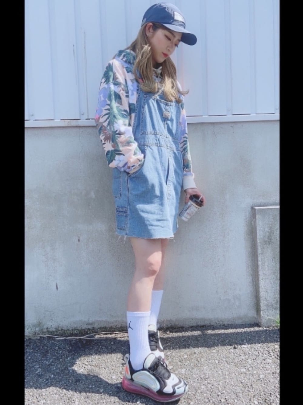 「春コーデ、ファッションの力を信じよう、ジャンパースカート、エアマックス720、春夏コーデ、キャップ女子、スニーカー、古着、デニム、NIKE」｜「OLD NAVYのアイテム（ジャンパースカート、ブルー系）」を使った、tomatoさん（レディース・160cm）の春コーディネートの1枚目の写真
