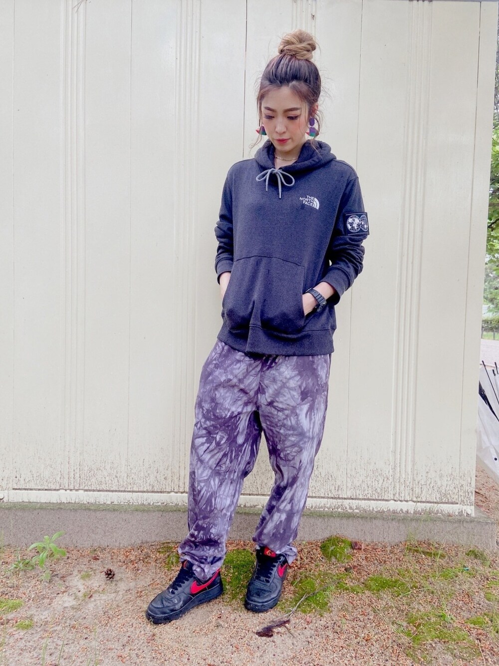 「THE NORTH FACE、SPINNS、タイダイ柄、NIKE、GALLERIE、エアフォースワン、G-SHOCK、ストリート、雨、スニーカーコーデ」｜「THE NORTH FACEのアイテム（パーカー、ブラック系）」を使った、tomatoさん（レディース・160cm）の春コーディネートの1枚目の写真
