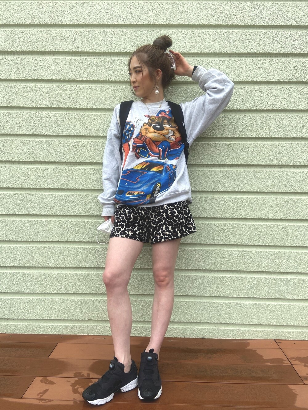 「ヴィンテージ、ヴィンテージアクセサリー、古着MIX、reebok、ポンプフューリー、GALLERIE、雨の日コーデ、ラクチンコーデ、スニーカーコーデ、ネックレス」｜「WARNER BROS.のアイテム（スウェット、グレー系）」を使った、tomatoさん（レディース・160cm）の春コーディネートの1枚目の写真