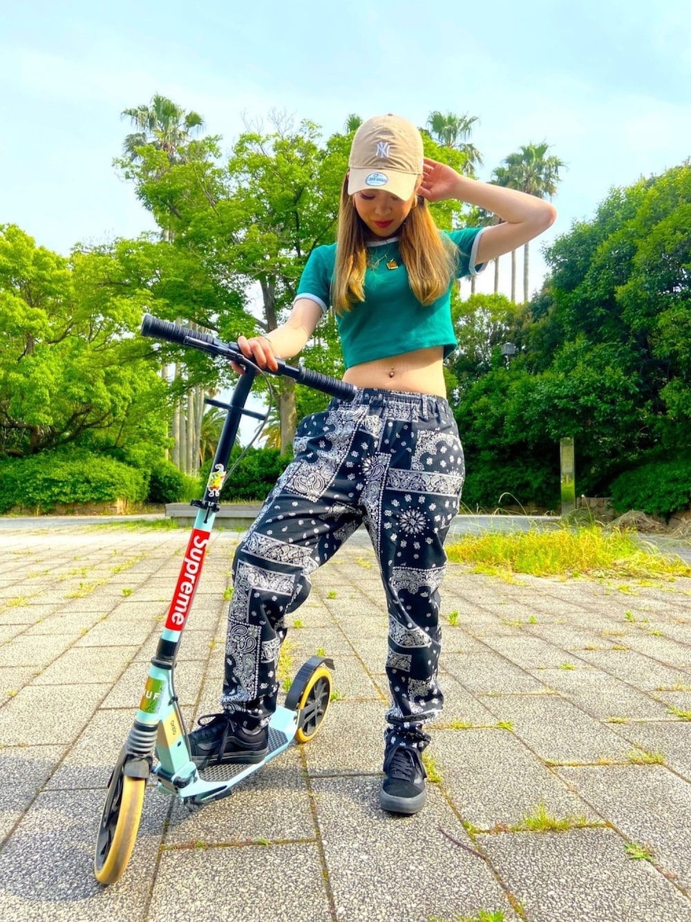 「ストリート、ニューエラ、ペイズリー、シェフパンツ、VANS、オールドスクール、ピアス、キックボード」｜「NEW ERAのニューエラ キャップ タイプライター NY LA（キャップ、ベージュ系）」を使った、tomatoさん（レディース・160cm）の夏コーディネートの1枚目の写真