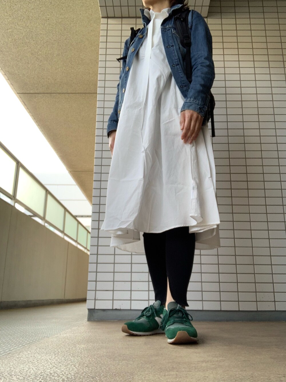 「カジュアルコーデ、スニーカー、リブレギンス、Gジャン、ワンピース」｜「JOURNAL STANDARDのカラーロンストN/S Aラインワンピース◆（シャツワンピース、ホワイト系）」を使った、chizuさん（レディース・160cm）の春コーディネートの1枚目の写真