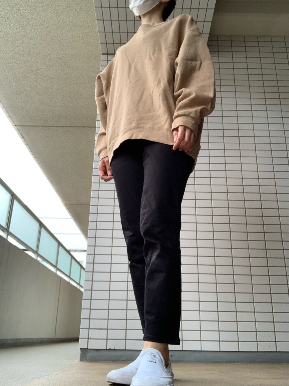 「シンプル、ラクチンコーデ、ブラック、デニム、zozoデニム、ブラック×ベージュ、プチプラ」｜「FREAK'S STOREの▽【WEB限定】ヘビーウエイトビッグシルエットスウェット(トレーナー)（スウェット、ベージュ系）」を使った、chizuさん（レディース・160cm）の春コーディネートの1枚目の写真
