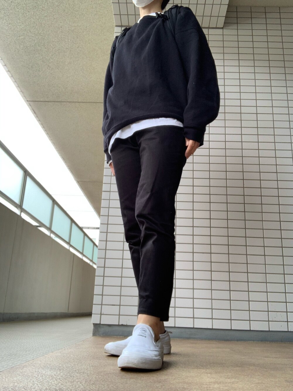 「シンプル、プチプラコーデ、デニム、zozoデニム、モノトーン、レイヤードスタイル、ブラック」｜「FREAK'S STOREの▽【WEB限定】ヘビーウエイトビッグシルエットスウェット(トレーナー)（スウェット、ブラック系）」を使った、chizuさん（レディース・160cm）の春コーディネートの1枚目の写真