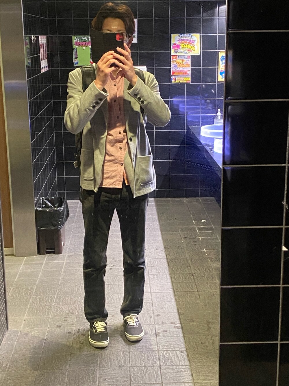 「春コーデ、シンプル、テーラードジャケット、黒リュック、デニムパンツ、スニーカー、カラーシャツ、研修コーデ、VANS、レイジブルー(RAGEBLUE)」｜「RAGEBLUEのアイテム（テーラードジャケット、グレー系）」を使った、カープ拓Ｃさん（メンズ・171cm）の春コーディネートの1枚目の写真