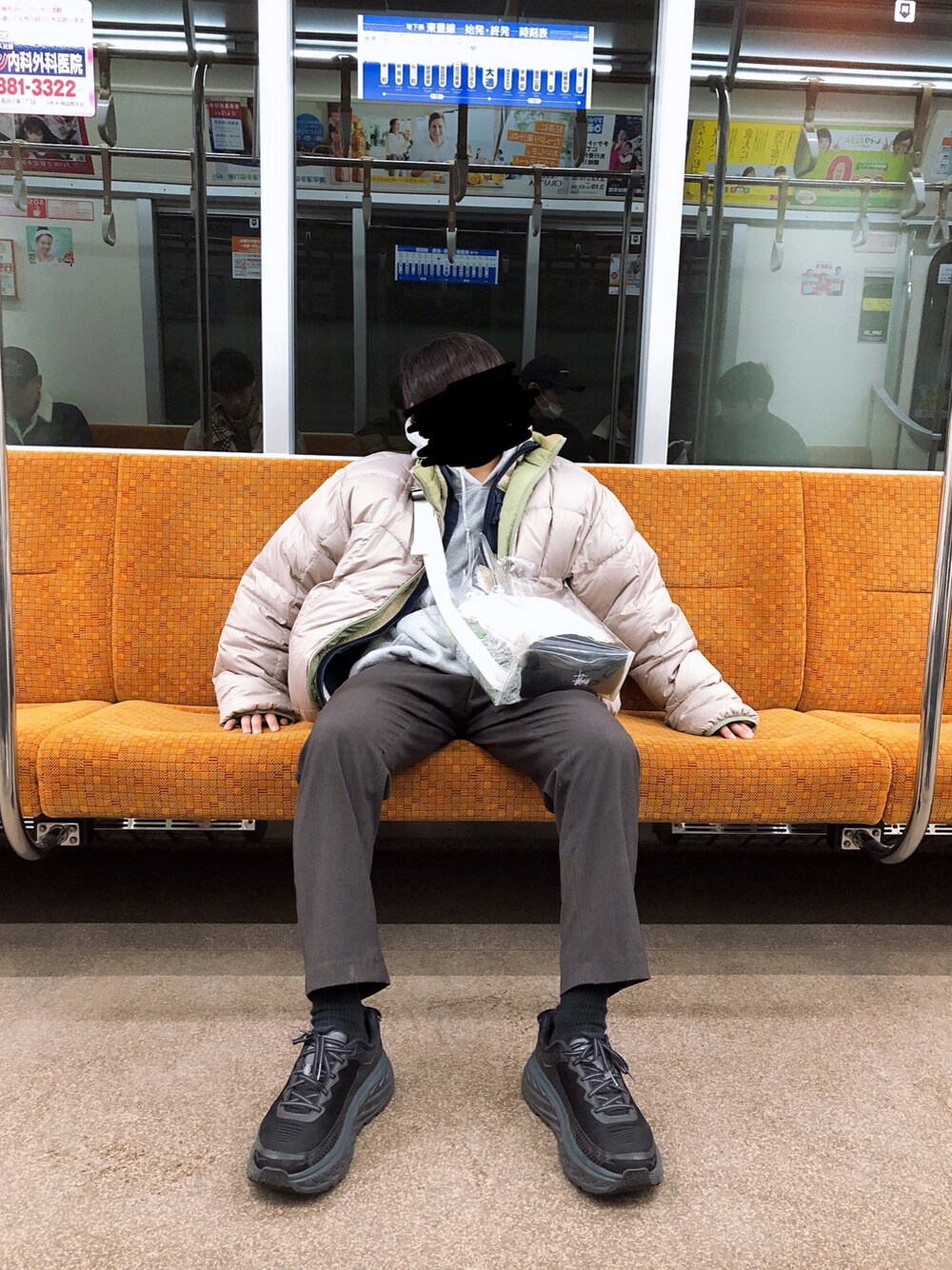 「オーバーサイズ、カジュアルコーデ、韓国ファッション、古着、プチプラ、ootd、大学生、ベージュ、くすみカラー」｜「HOKAのHOKA ONEONE (ホカ オネオネ）BONDI 5 ボンダイ５（スニーカー、ブラック系）」を使った、帰ってきた荻生徂徠さん（メンズ・158cm）の春コーディネートの1枚目の写真